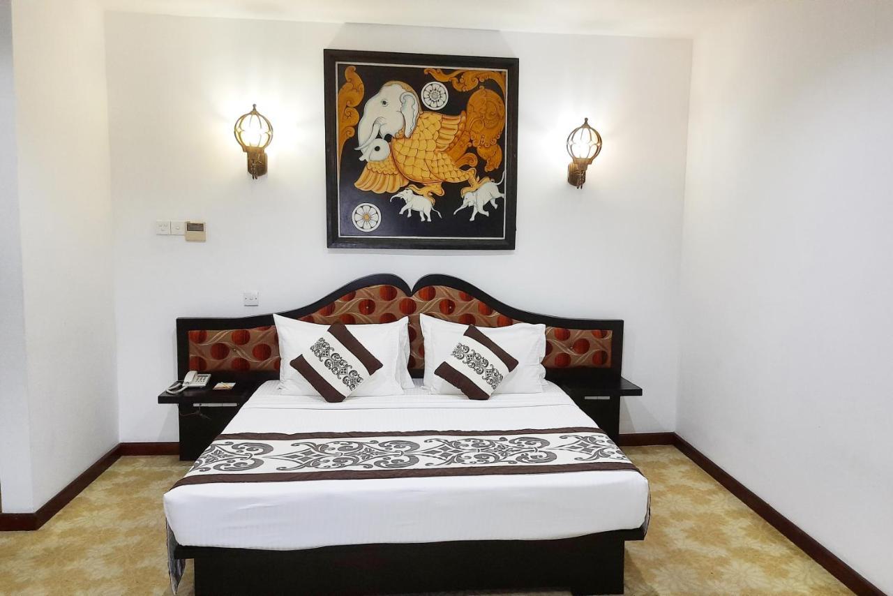 รอยัล กัณเฏียน Hotel แคนดี้ ภายนอก รูปภาพ