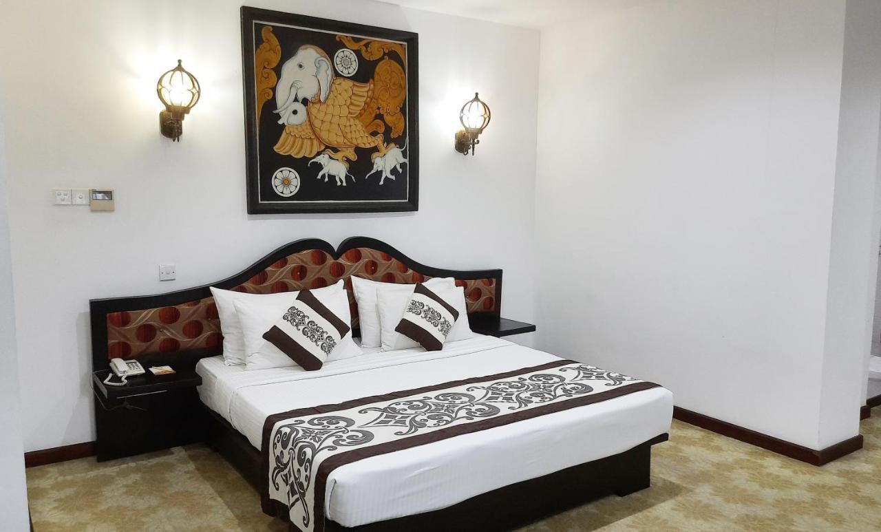 รอยัล กัณเฏียน Hotel แคนดี้ ภายนอก รูปภาพ