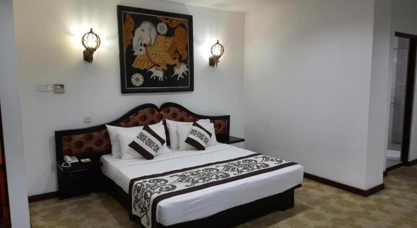 รอยัล กัณเฏียน Hotel แคนดี้ ภายนอก รูปภาพ